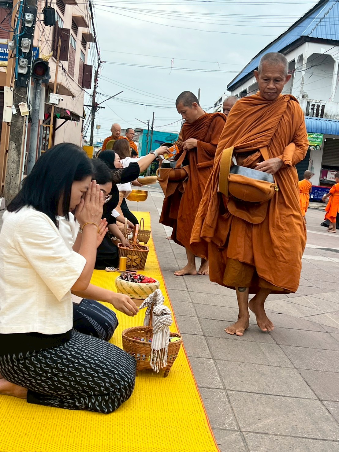 title - ส.ป.ก.ยโสธร ร่วมกิจกรรมทำบุญตักบาตรย้อนยุค วิถีถิ่น วิถีไทย   ณ ถนนคนเดินยโสธร เมืองเก่าบ้านสิงห์ท่า ประจำปีงบประมาณ พ.ศ. 2569